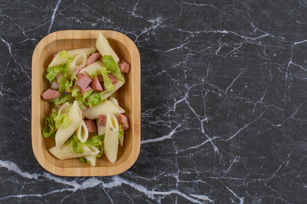 Ciotola di legno piena di penne.