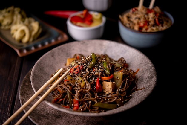 Ciotola di noodles con assortimento di cibo asiatico