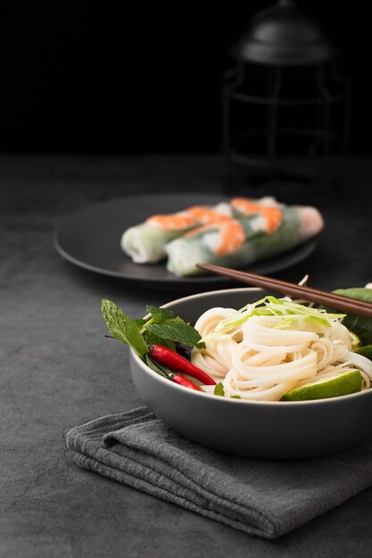 Ciotola di noodles con menta e peperoncino