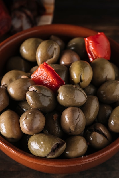 Ciotola di olive in salamoia