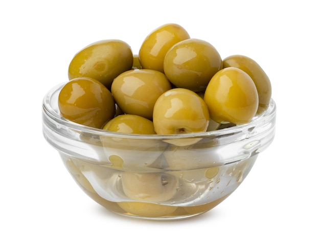 Ciotola di olive isolate su sfondo bianco