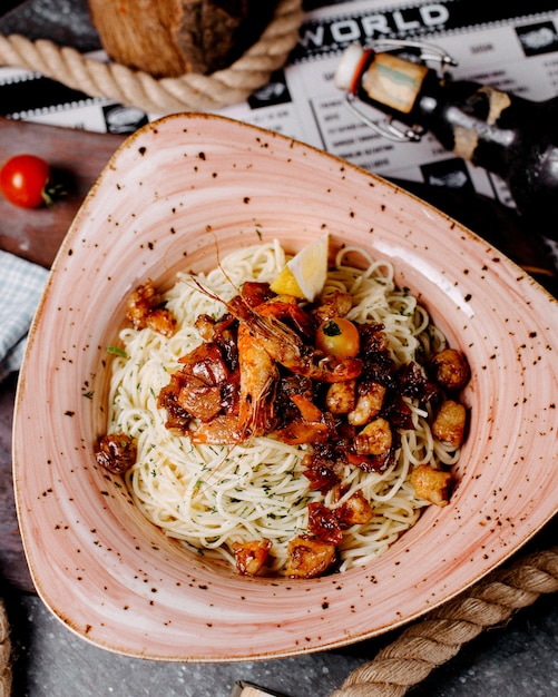 Ciotola di spaghetti di frutti di mare con aneto