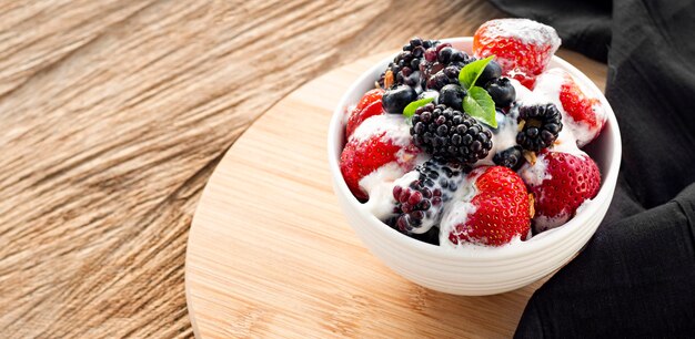 Ciotola di yogurt ad alto angolo sulla tavola di legno