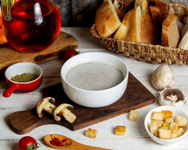 ciotola di zuppa di funghi servita con ripieno di pane