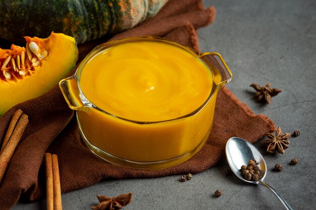 Ciotola di zuppa di zucca posto su tessuto marrone