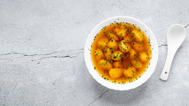 Ciotola minimalista di zuppa di gnocchi