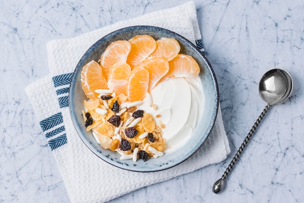 Ciotola per la colazione vista dall'alto con arancia e yogurt