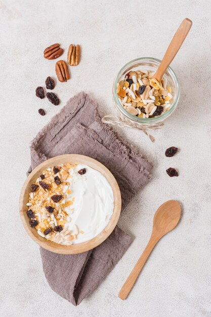 Ciotola per la colazione vista dall'alto con avena e yogurt