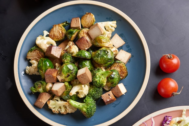 Ciotola vegetariana del Buddha con insalata di verdure fresche e ceci.