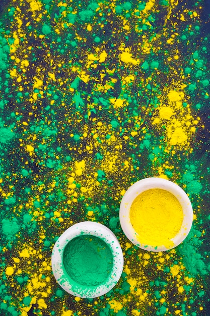 Ciotola verde e gialla con polvere di holi