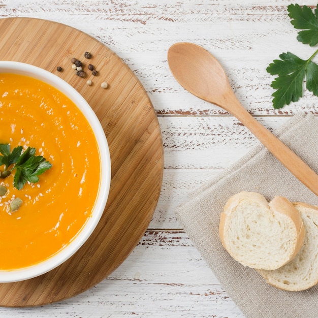 Ciotola vista dall'alto con zuppa di crema di zucca