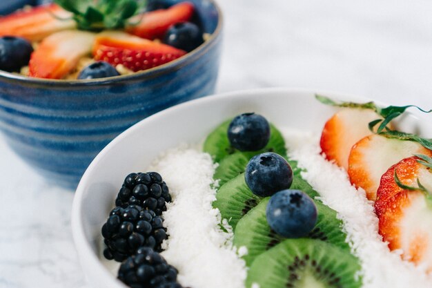 Ciotole con frutta fresca per la prima colazione