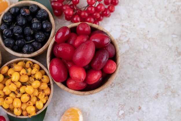 Ciotole di legno piene di deliziosi frutti di bosco