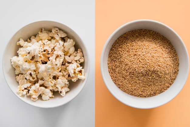 Ciotole vista dall'alto con spuntino sano e malsano