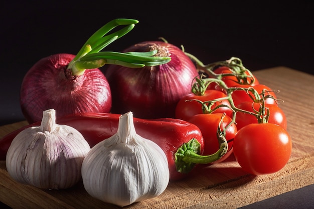 Cipolla e aglio e peperoncino e pomodori.