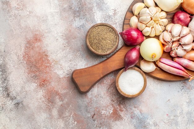 Cipolle e aglio vista dall'alto ingredienti freschi con condimenti?