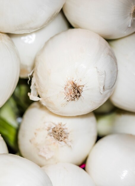 Cipolle fresche raccolte naturali dagli agricoltori