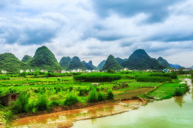 Città asiatica terra fiume rafting verde