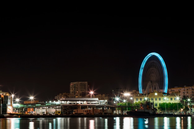 Città costiera di notte