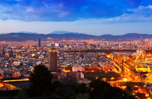 Città di Barcellona nella notte