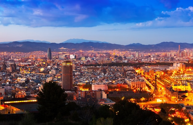 Città di Barcellona nella notte