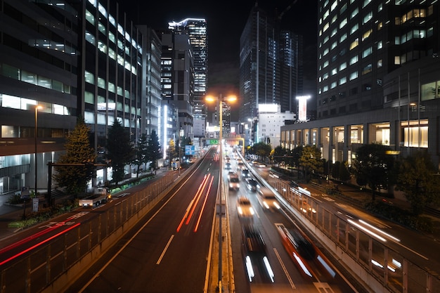 Città di notte con architettura e luci vibranti