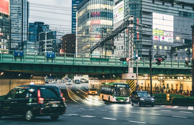 Città in una giornata uggiosa con traffico e luce