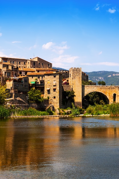 Città medievale sulle rive del fiume