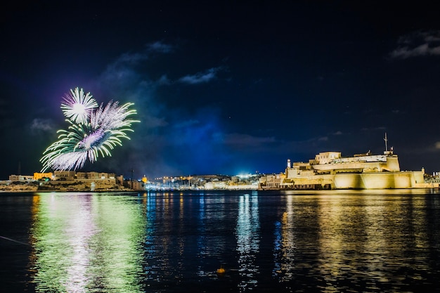 Città mediterranea con fuochi d&#39;artificio