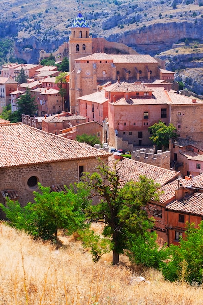 città spagnola dal monte. Albarracin