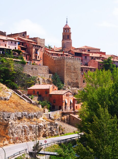 città spagnola in estate. Albarracin