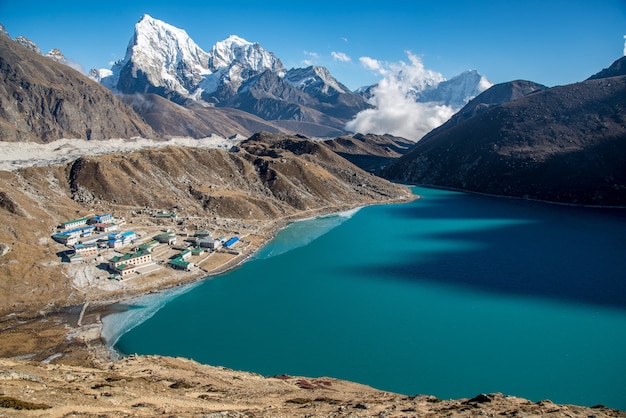 Cittadina vicino a uno specchio d'acqua blu circondata da bellissime montagne