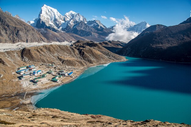 Cittadina vicino a uno specchio d'acqua blu circondata da bellissime montagne