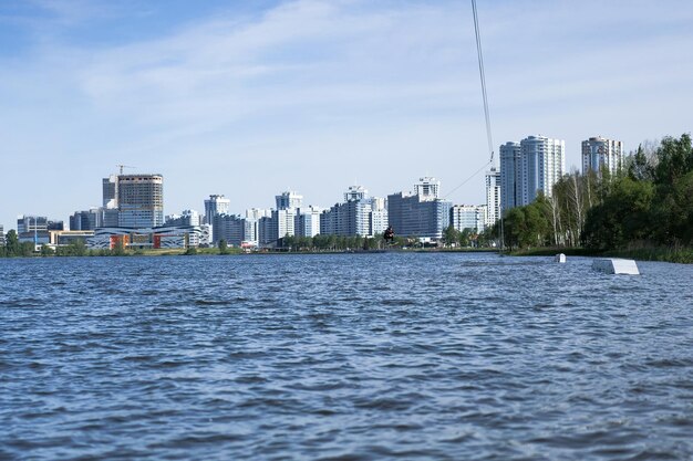 City wake park Un uomo cavalca una scia