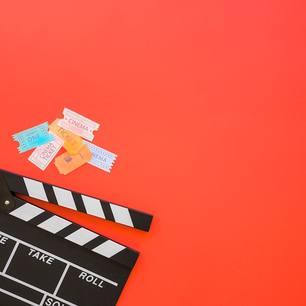 Clapperboard con biglietti per il cinema e spazio sulla destra