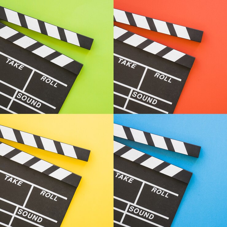 Foto gratuito clapperboards su differenti sfondi colorati