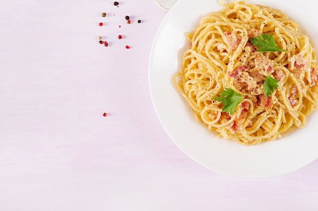 Classica carbonara fatta in casa con pancetta, uovo, parmigiano a pasta dura e salsa di panna.