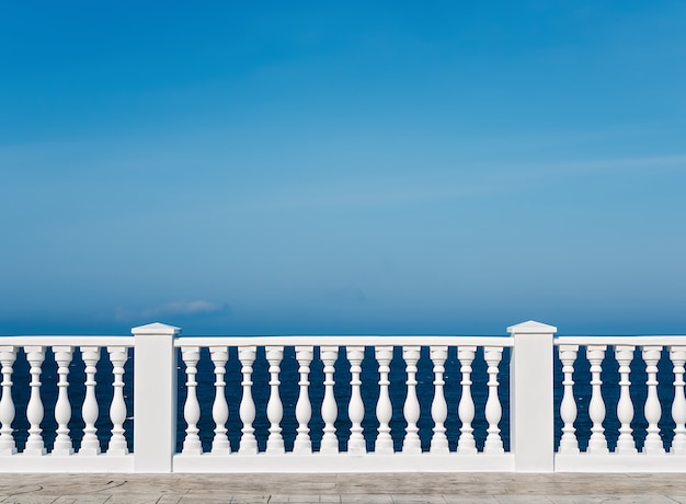 Classica ringhiera romana in cemento bianco all'esterno dell'edificio sulla terrazza