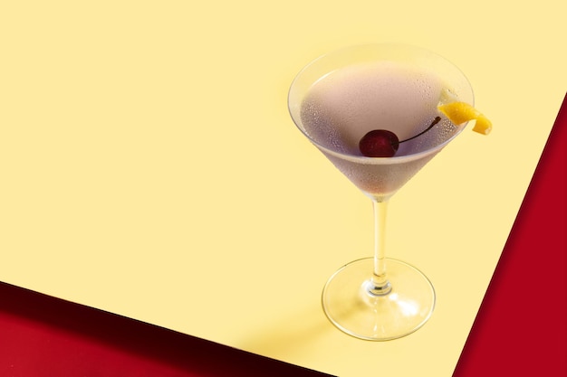 Classico cocktail aeronautico su sfondo rosso e giallo