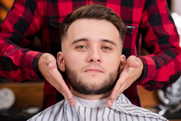 Cliente del primo piano con la sua barba sul punto