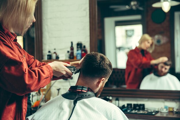 Cliente durante la rasatura della barba nel negozio di barbiere