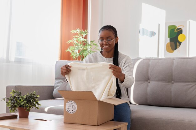 Cliente felice con la sua scatola consegnata