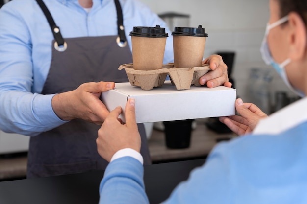 Cliente femminile che ottiene il suo cibo da asporto