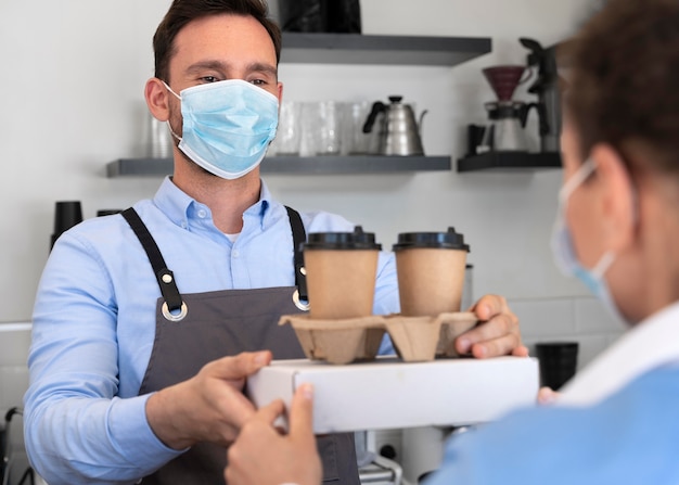 Cliente femminile che ottiene il suo cibo da asporto