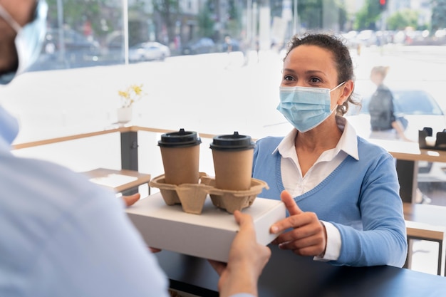 Cliente femminile che ottiene il suo cibo da asporto