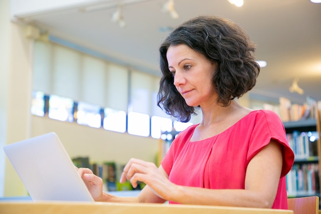 Cliente femminile messo a fuoco che lavora al computer