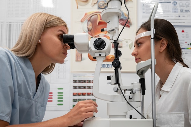 Cliente nello studio di un oftalmologo