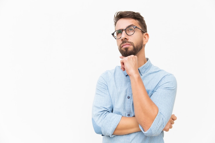 Foto gratuito cliente pensieroso che pensa sull'offerta speciale