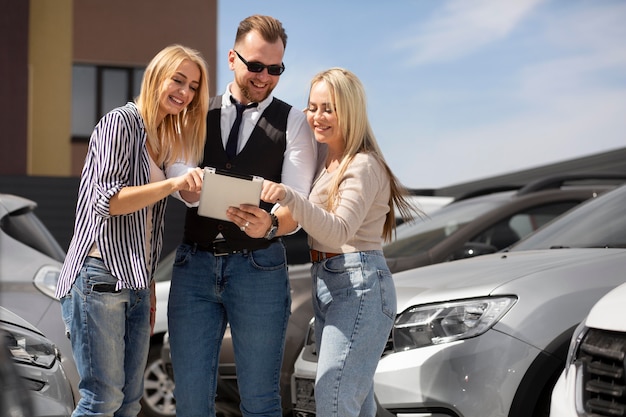 Clienti felici in concessionaria auto