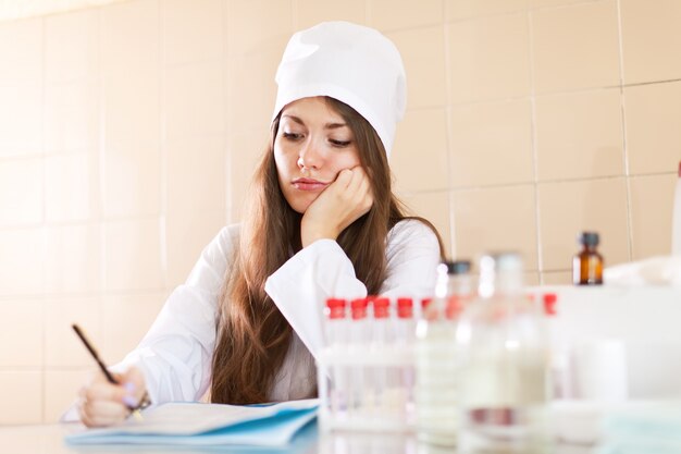 clinico che lavora in laboratorio